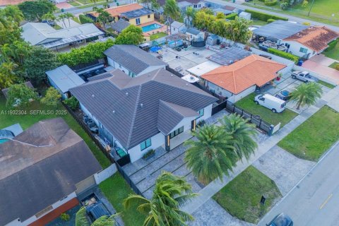 Casa en venta en Miami, Florida, 6 dormitorios, 359.62 m2 № 1992217 - foto 2