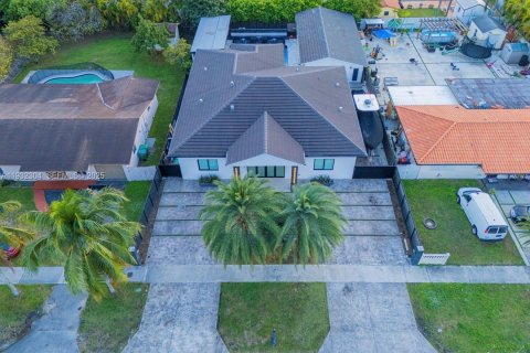 Casa en venta en Miami, Florida, 6 dormitorios, 359.62 m2 № 1992217 - foto 1