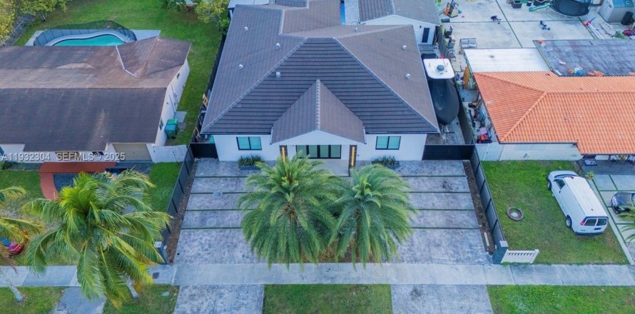 Casa en Miami, Florida 6 dormitorios, 359.62 m2 № 1992217