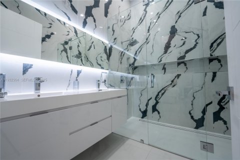 Casa en venta en Miami, Florida, 6 dormitorios, 359.62 m2 № 1992217 - foto 6