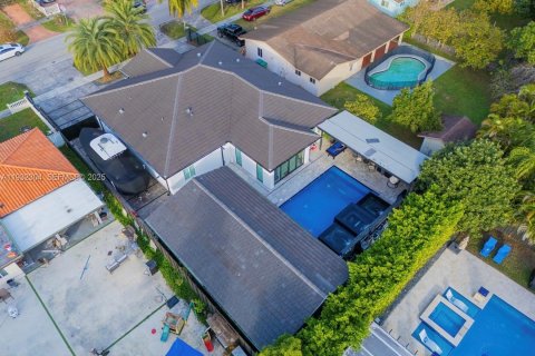Casa en venta en Miami, Florida, 6 dormitorios, 359.62 m2 № 1992217 - foto 10