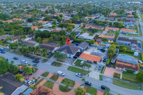 Casa en venta en Miami, Florida, 6 dormitorios, 359.62 m2 № 1992217 - foto 18