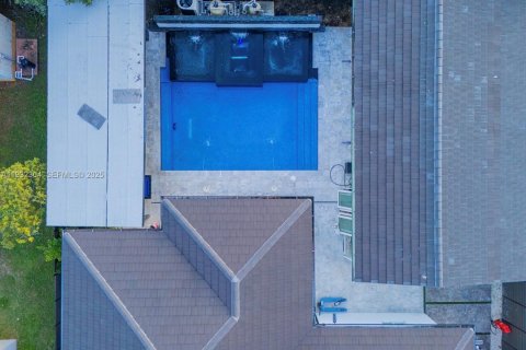 Casa en venta en Miami, Florida, 6 dormitorios, 359.62 m2 № 1992217 - foto 11