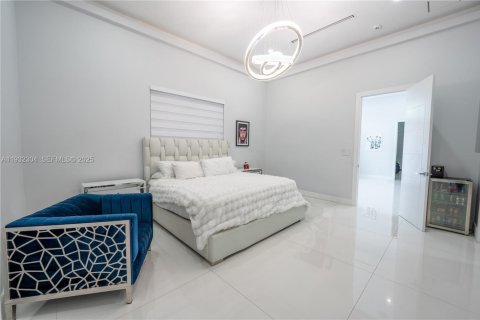 Casa en venta en Miami, Florida, 6 dormitorios, 359.62 m2 № 1992217 - foto 4