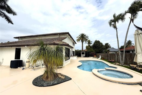 Casa en venta en Miami, Florida, 4 dormitorios, 319.49 m2 № 2057721 - foto 16