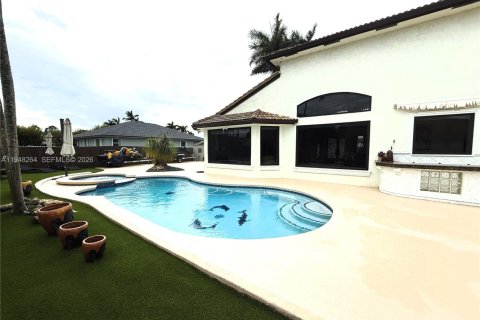 Casa en venta en Miami, Florida, 4 dormitorios, 319.49 m2 № 2057721 - foto 14