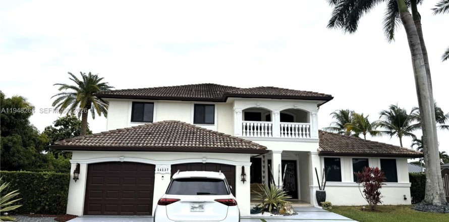 Casa en Miami, Florida 4 dormitorios, 319.49 m2 № 2057721