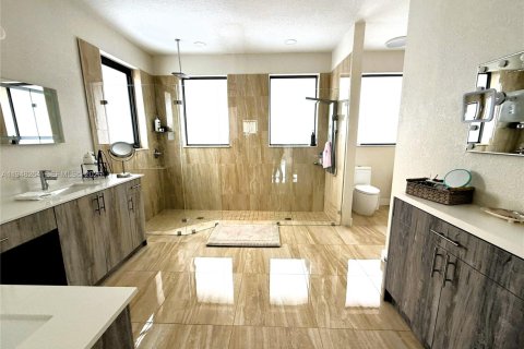 Casa en venta en Miami, Florida, 4 dormitorios, 319.49 m2 № 2057721 - foto 13
