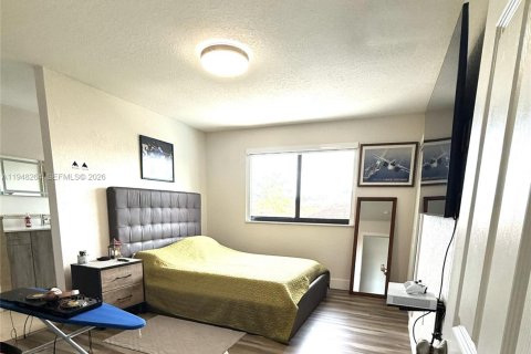 Casa en venta en Miami, Florida, 4 dormitorios, 319.49 m2 № 2057721 - foto 10