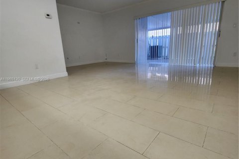 Adosado en venta en Miami, Florida, 3 dormitorios, 133.04 m2 № 2029624 - foto 8
