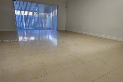 Adosado en venta en Miami, Florida, 3 dormitorios, 133.04 m2 № 2029624 - foto 4