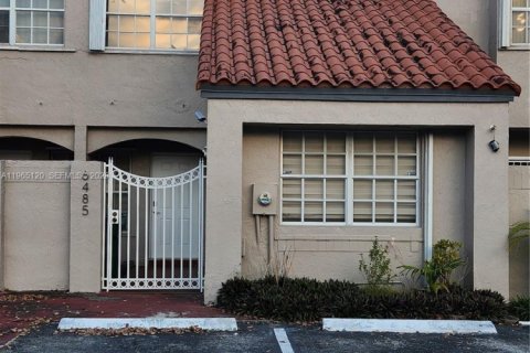 Adosado en venta en Miami, Florida, 3 dormitorios, 133.04 m2 № 2029624 - foto 2