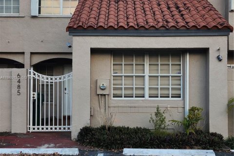 Adosado en Miami, Florida 3 dormitorios, 133.04 m2 № 2029624