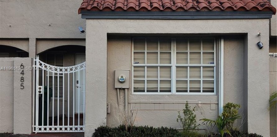 Adosado en Miami, Florida 3 dormitorios, 133.04 m2 № 2029624