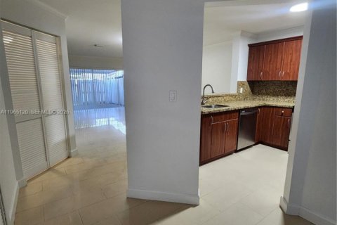 Adosado en venta en Miami, Florida, 3 dormitorios, 133.04 m2 № 2029624 - foto 3