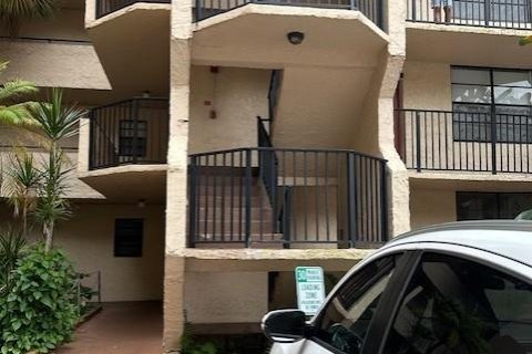 Condo in Pompano Beach, Florida, 1 bedroom № 2082012 - photo 3