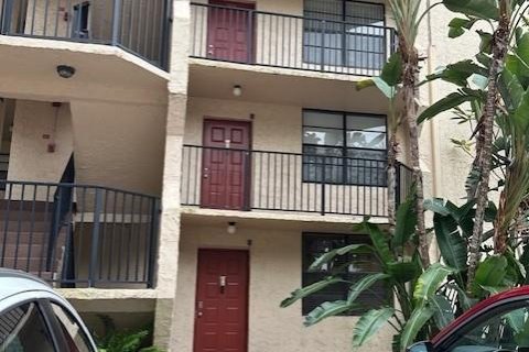 Condo in Pompano Beach, Florida, 1 bedroom № 2082012 - photo 2