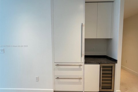 Condo in Miami, Florida, 1 bedroom  № 2017268 - photo 18