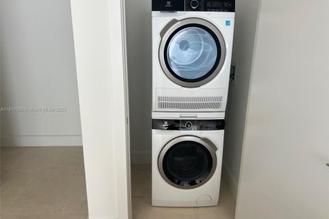 Condo in Miami, Florida, 1 bedroom  № 2017268 - photo 19