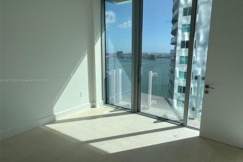 Condo in Miami, Florida, 1 bedroom  № 2017268 - photo 16