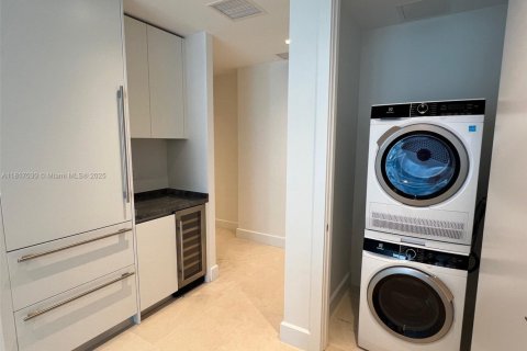 Condo in Miami, Florida, 1 bedroom  № 2017268 - photo 21