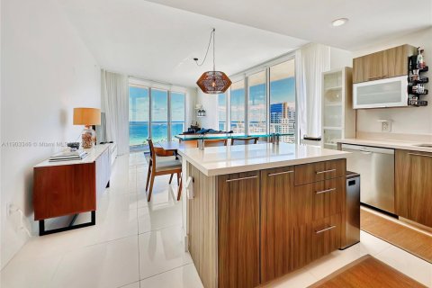 Condominio en alquiler en Miami Beach, Florida, 3 dormitorios, 114.27 m2 № 1954381 - foto 2