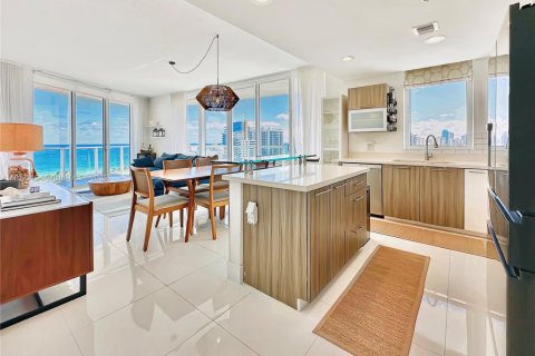Condominio en alquiler en Miami Beach, Florida, 3 dormitorios, 114.27 m2 № 1954381 - foto 1