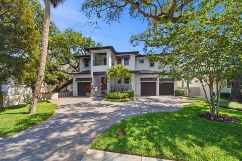 House in Tampa, Florida 5 bedrooms, 476.31 sq.m. № 2118028