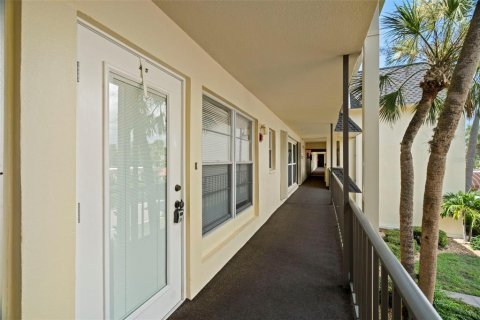 Condo in Saint Petersburg, Florida, 1 bedroom  № 1906525 - photo 3