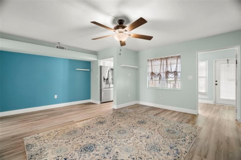 Condo in Saint Petersburg, Florida, 1 bedroom  № 1906525 - photo 6