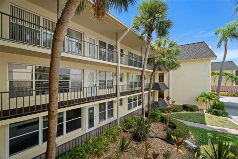 Condo in Saint Petersburg, Florida, 1 bedroom  № 1906525 - photo 2