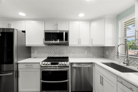 Condo in Saint Petersburg, Florida, 1 bedroom  № 1906525 - photo 12