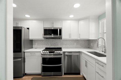 Condo in Saint Petersburg, Florida, 1 bedroom  № 1906525 - photo 11