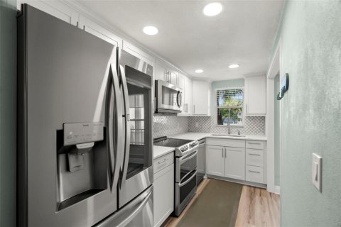 Condo in Saint Petersburg, Florida, 1 bedroom  № 1906525 - photo 10