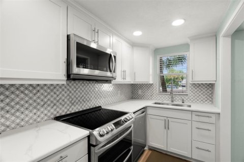 Condo in Saint Petersburg, Florida, 1 bedroom  № 1906525 - photo 13