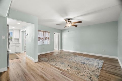 Condo in Saint Petersburg, Florida, 1 bedroom  № 1906525 - photo 9