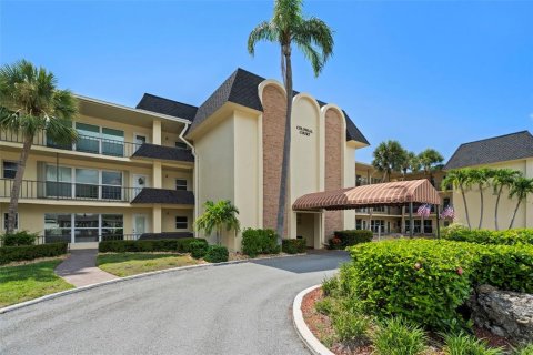 Condo in Saint Petersburg, Florida, 1 bedroom  № 1906525 - photo 1