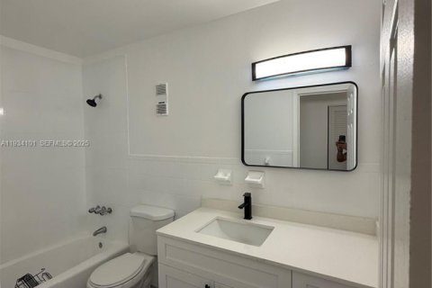 House in Miami, Florida 2 bedrooms, 266.54 sq.m. № 1992794 - photo 10