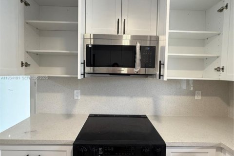 House in Miami, Florida 2 bedrooms, 266.54 sq.m. № 1992794 - photo 8