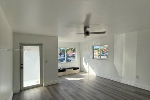 House in Miami, Florida 2 bedrooms, 266.54 sq.m. № 1992794 - photo 5