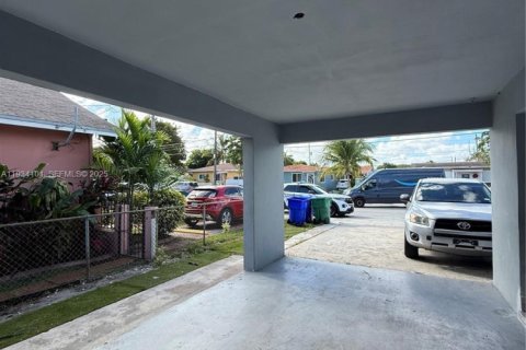 House in Miami, Florida 2 bedrooms, 266.54 sq.m. № 1992794 - photo 4