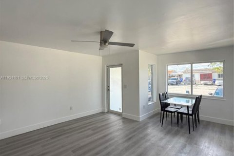 House in Miami, Florida 2 bedrooms, 266.54 sq.m. № 1992794 - photo 7