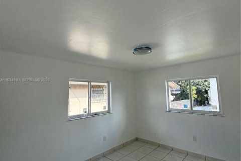 House in Miami, Florida 2 bedrooms, 266.54 sq.m. № 1992794 - photo 17