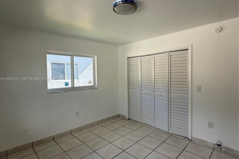 House in Miami, Florida 2 bedrooms, 266.54 sq.m. № 1992794 - photo 14