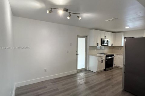 House in Miami, Florida 2 bedrooms, 266.54 sq.m. № 1992794 - photo 6