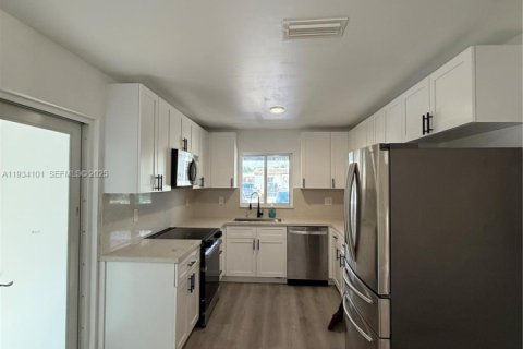 House in Miami, Florida 2 bedrooms, 266.54 sq.m. № 1992794 - photo 9