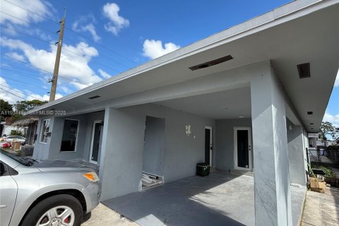 House in Miami, Florida 2 bedrooms, 266.54 sq.m. № 1992794 - photo 3
