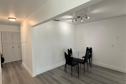 House in Miami, Florida 2 bedrooms, 266.54 sq.m. № 1992794 - photo 13