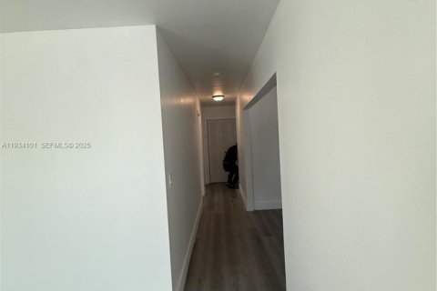 House in Miami, Florida 2 bedrooms, 266.54 sq.m. № 1992794 - photo 12