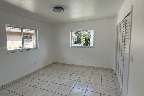 House in Miami, Florida 2 bedrooms, 266.54 sq.m. № 1992794 - photo 16